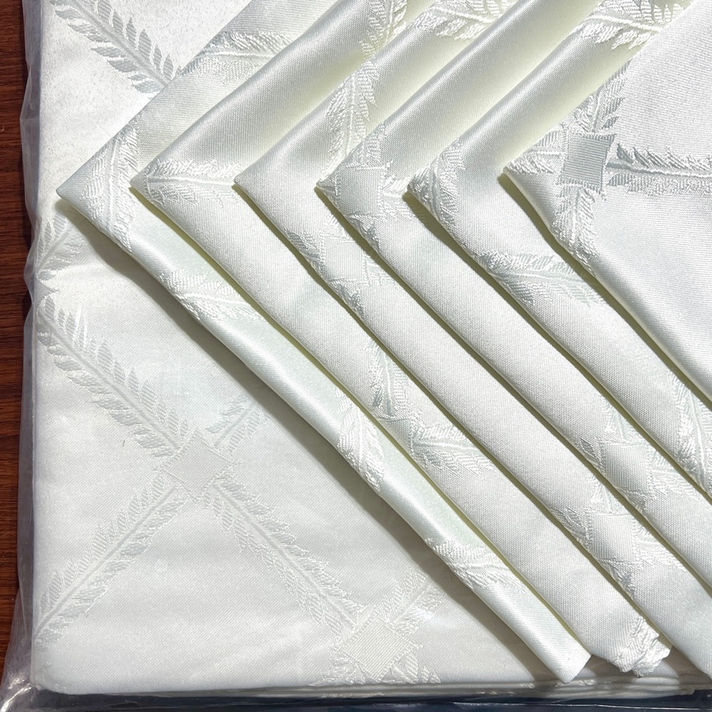 Wrinkle-Resistant, Stain-Repellent 60"x84" Tablecloth with 6 Napkins New